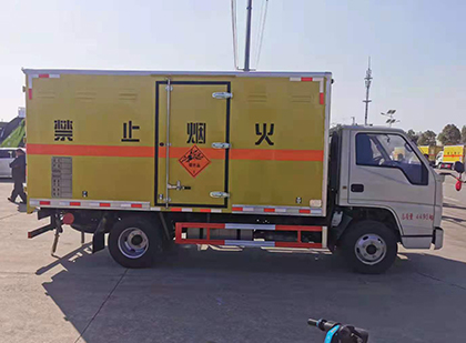 进贤爆破器材运输车技术升级与安全合规新趋势
